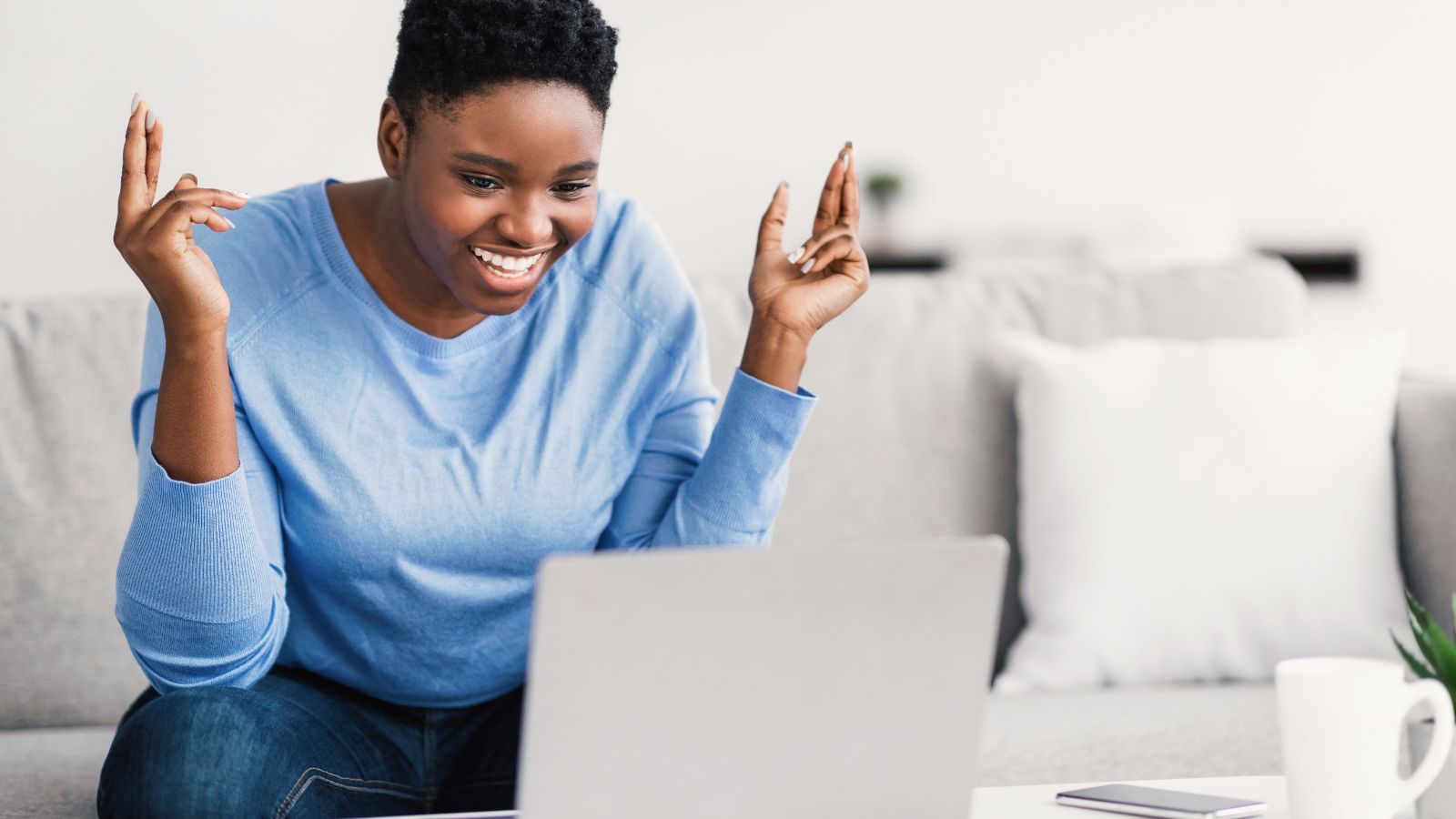 Chez elle, une femme échange avec son diététicien en visio, un ordinateur portable devant elle.